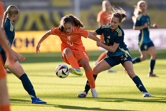 Elisa Van Dijk of Nederländerna and Augusta Priks of
