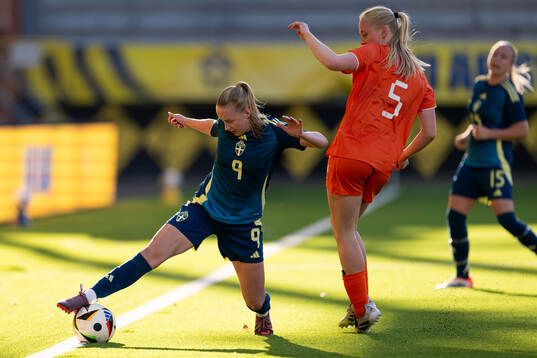 Ella Lundin of Sweden and Juul Oudenampsen of Nederlands