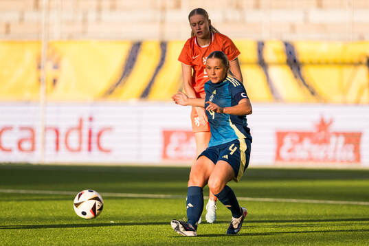 Alice Broman of Sweden and Ranneke Derks of the Netherlands
