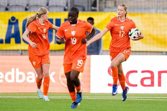 Liv Pennock of the Netherlands celebrates