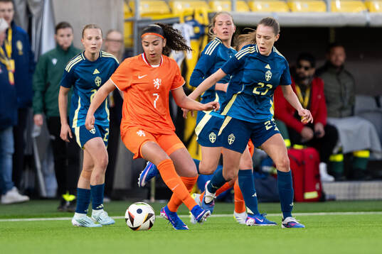 Lina Touzani of Netherlands and Augusta Priks of Sweden