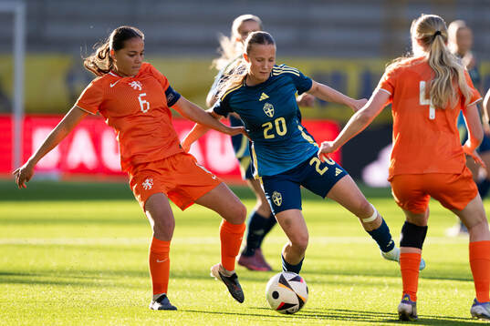Rosalie Renfurm of Netherlands and Fanny Peterson of Sweden
