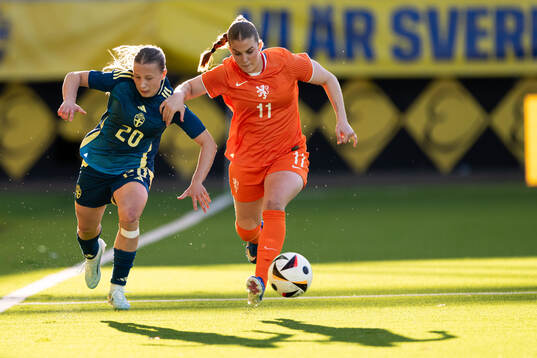 Fanny Peterson of Sweden and Rose Ivens of Netherlands