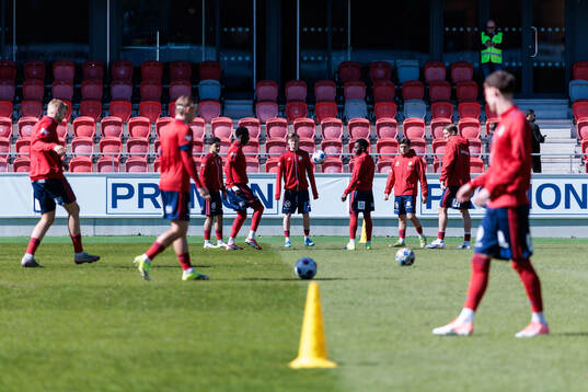 Östers spelare värmer upp