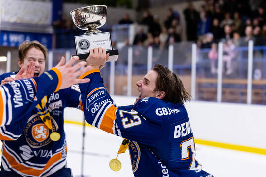 Växjös Vincent Berngtsson jublar med SM-bucklan