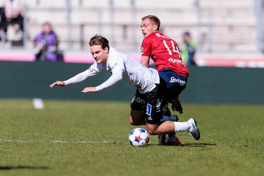 Örebros Samuel Wikman och Östers Dennis Olsson