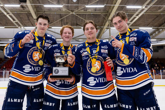 Växjös spelare jublar med SM-bucklan