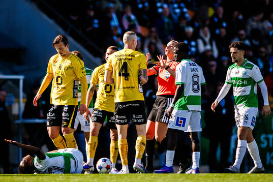 Elfsborgs Thomas Isherwood och domare Tess Olofsson