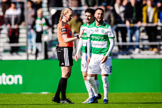 domare Tess Olofsson och Västerås Abdelrahman Boudah Saidi