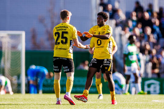 Elfsborgs Ari Sigurpálsson och Ozor Victor Okeke jublar