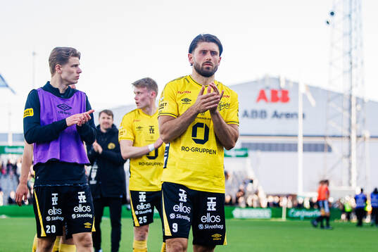 Elfsborgs Arber Zeneli applåderar publiken