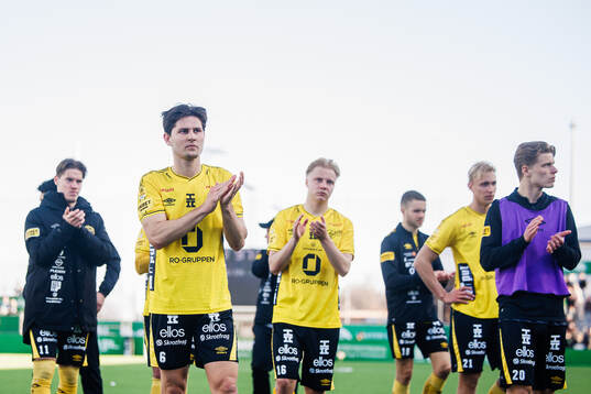 Elfsborgs Rasmus Wikström applåderar publiken