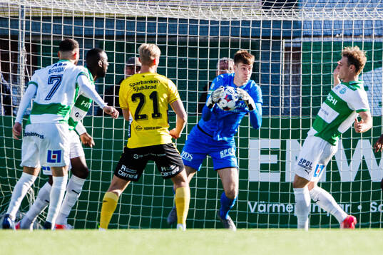 Västerås målvakt Elis Jäger med en räddning