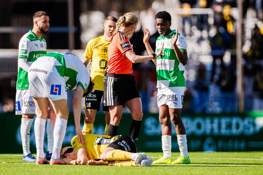 domare Tess Olofsson och Västerås Sountonoma Axel Taonsa