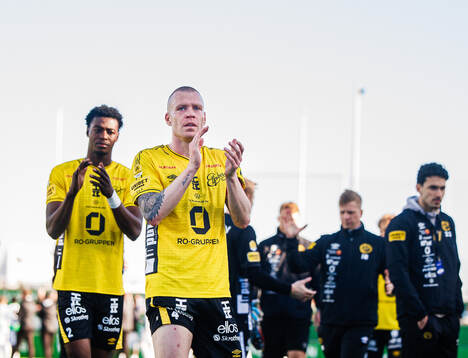 Elfsborgs Thomas Isherwood applåderar publiken
