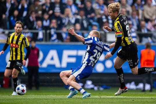 IFK Göteborgs Adam Bergmark Wiberg och Häckens Filip