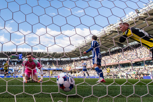 IFK Göteborgs målvakt Elis Bishesari deppar medan