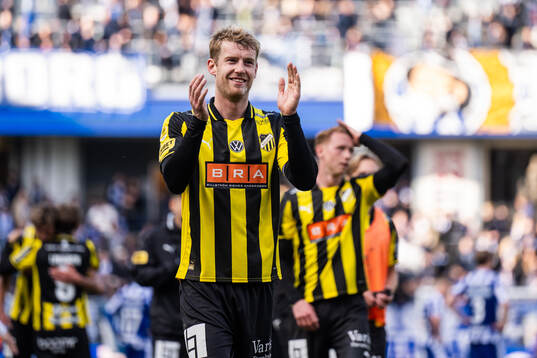 Häckens Filip Helander jublar