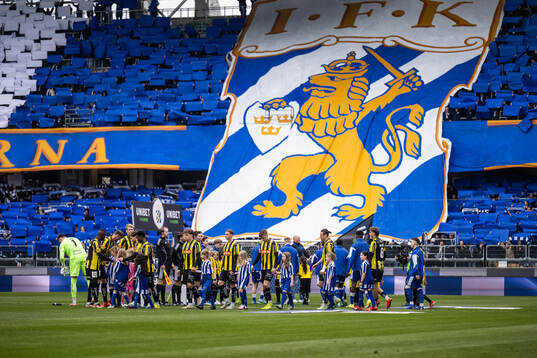IFK Göteborgs och Häckens spelare går in på plan