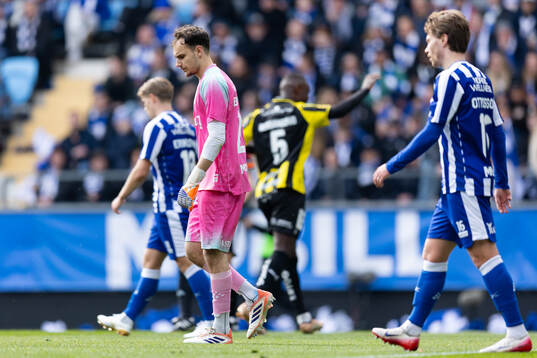 IFK Göteborgs målvakt Elis Bishesari och Filip Ottosson