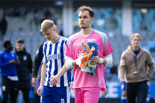 IFK Göteborgs målvakt Elis Bishesari deppar