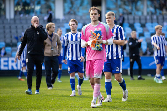 IFK Göteborgs målvakt Elis Bishesari deppar