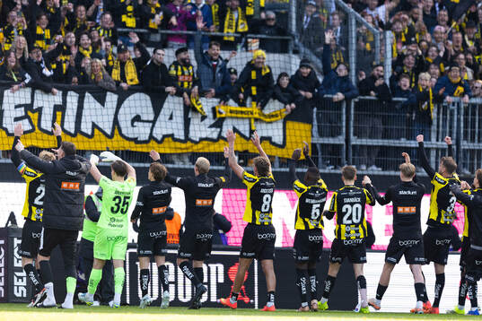 Häckens spelare jublar med supportrarna fotbollsmatchen i