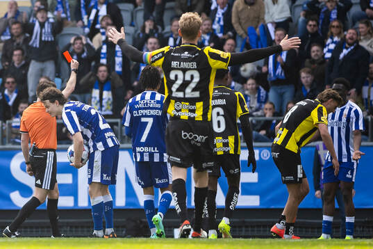 Domare Joakim Sars ger IFK Göteborgs Rockson Yeboah ett