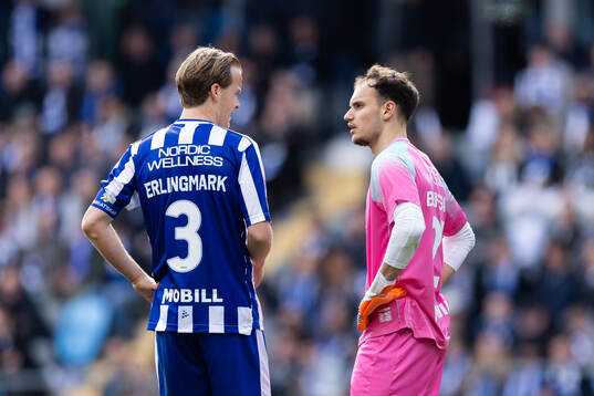 IFK Göteborgs August Erlingmark och målvakt Elis Bishesari