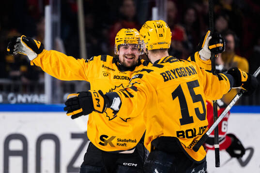 Skellefteås Emil Djuse och Lars Bryggman jublar