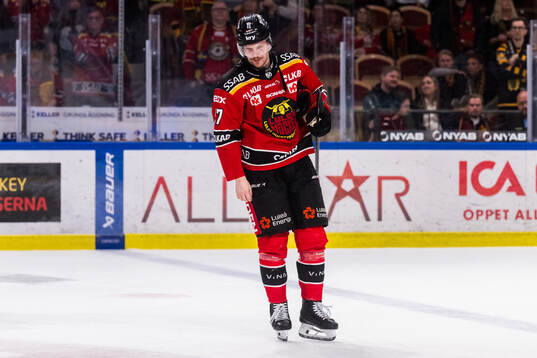 Luleås Oskari Laaksonen lämnar isen
