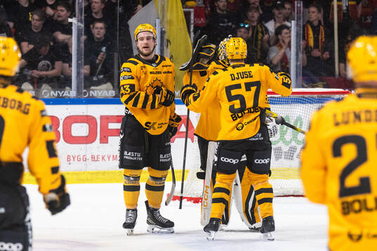 Skellefteås Max Krogdahl, målvakt Strauss Mann och Emil