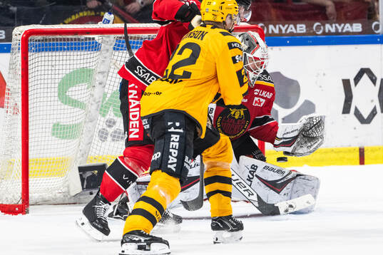 Skellefteås Pontus Johansson (ej i bild) gör 1-2 bakom