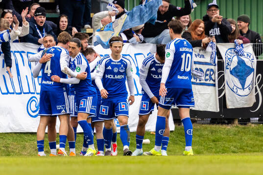 IFK Norrköpings Ryan Nelson jublar med lagkamrater