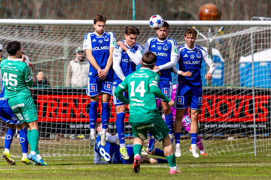 Ljungskiles Daniel Lagerlöf skjuter en frisparkunder