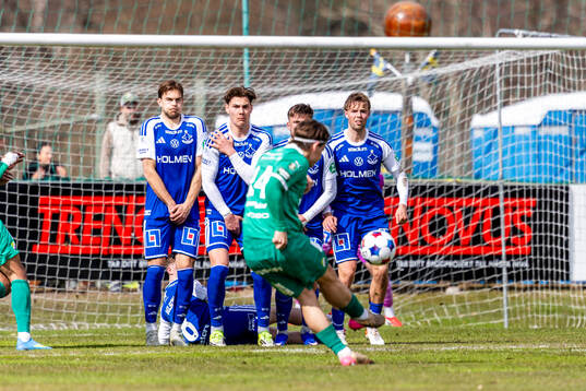 Ljungskiles Daniel Lagerlöf skjuter en frisparkunder