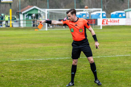 Domare Niclas Karlsson visar rött kort till IFK