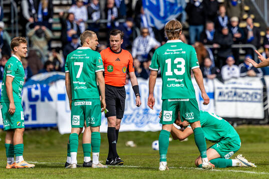 Domare Niclas Karlsson pratar med spelarna