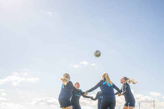 Guro Bergsvand, Synne Sofie Kinden Jensen and players of