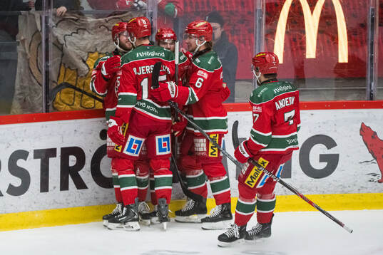 Modos Jacob Bjerselius jublar med lagkamraterna