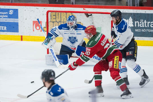 Karlskogas målvakt Lars Volden och Modos Milton Gästrin