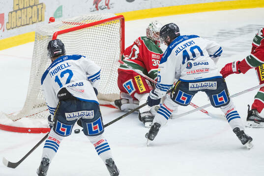 Karlskogas Kalle Jellvert gör 1-4 målet