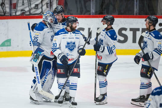 Karlskogas målvakt Lars Volden och Rikard Olsén  jublar
