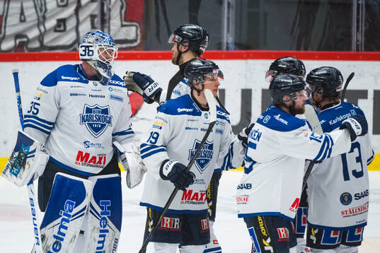 Karlskogas målvakt Lars Volden jublar