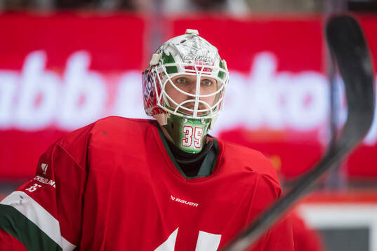 Modos målvakt Adam Werner innan ishockeymatchen i