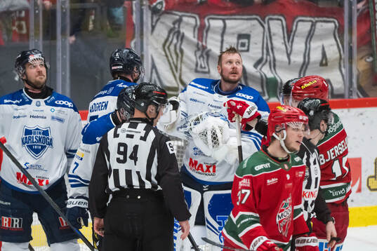 Karlskogas målvakt Lars Volden tappar hjälmen