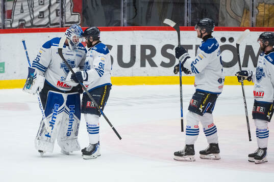 Karlskogas målvakt Lars Volden och Rikard Olsén  jublar