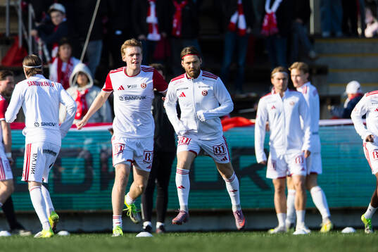 Sandvikens IFs  spelare värmer upp