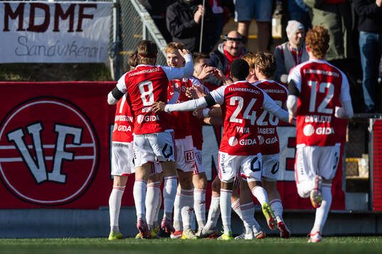 Sandvikens IFs Christian Wagner jublar med lagkamrater