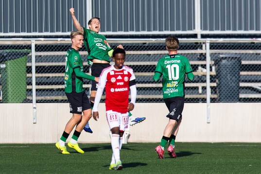 Varbergs Gustav Broman gör 1-2 och gratuleras av